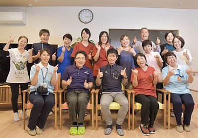 笑顔のスタッフ集合