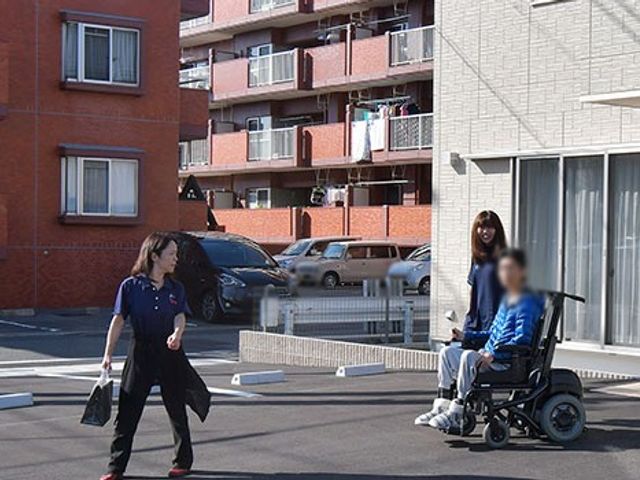 施設の外観 外観 広い駐車スペースがある安心の施設です。スタッフが積極的にサポートする様子が伺えます。