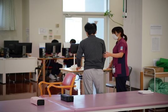 訓練を受ける利用者と職員の様子