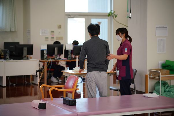 訓練を受ける利用者と職員の様子
