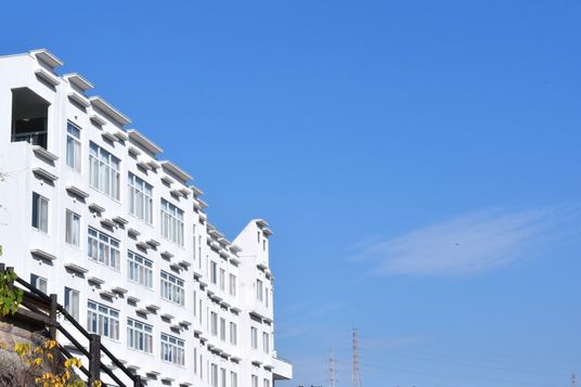 青空に映える建物外観