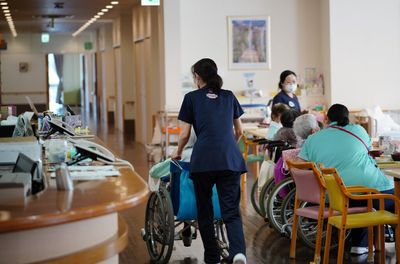 車椅子の利用者がいるラウンジ