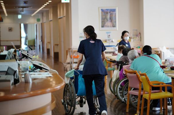 車椅子の利用者がいるラウンジ