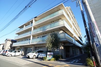 モダンな建物のエントランス
