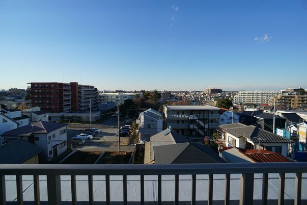 広がる街並みのバルコニー