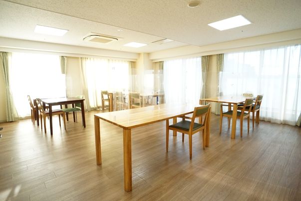 光輝く食堂の居室