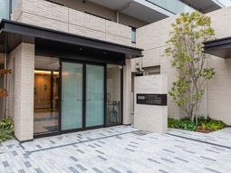 清潔な建物のエントランス