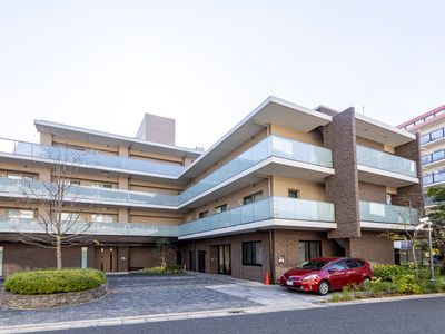 現代的なデザインの建物外観