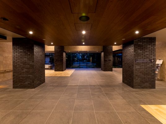 開放感あるエントランスの風景