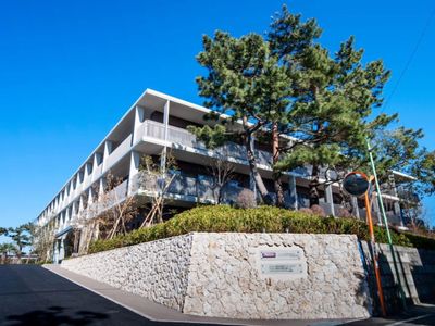 緑に囲まれた建物外観