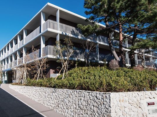 モダンな外観の建物