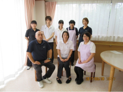 座ったスタッフの集合写真