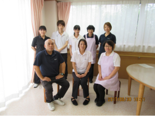 座ったスタッフの集合写真