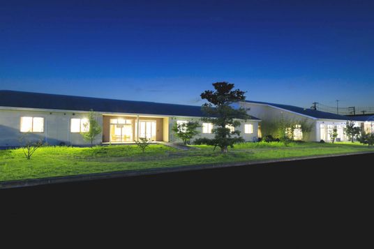 夜の建物の外観
