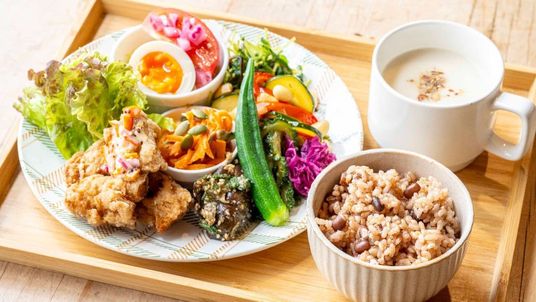 多彩な料理が並ぶ皿