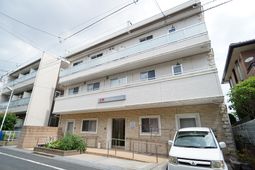清潔感のある建物正面
