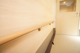 廊下の手すりとドア