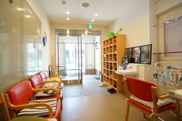 エントランスの明るいロビー