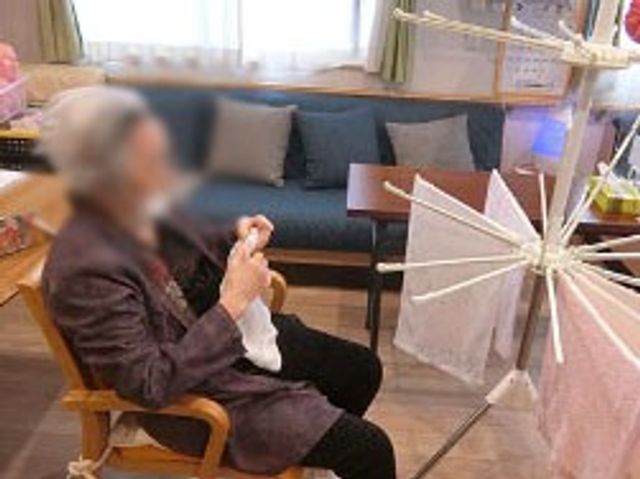 くつろぎのラウンジ ラウンジ 明るいラウンジで、入居者がリラックスした時間を過ごす様子です。快適なひと時を支えます。
