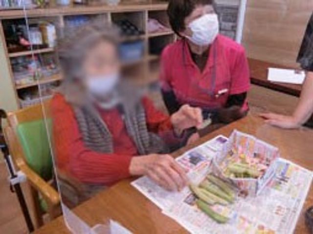 活動する様子 ダイニングルーム 談笑しながら一緒に作業を進める場面です。利用者同士の交流が活発な空間です。