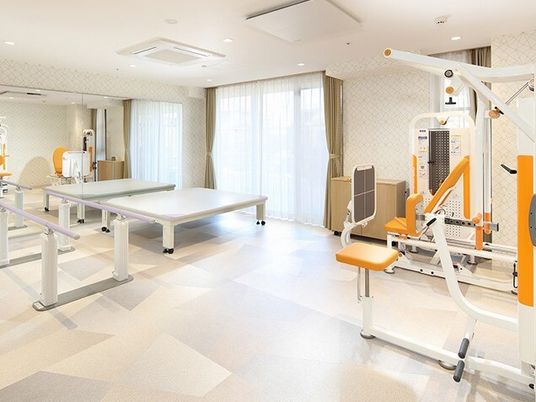 明るいリハビリ機能訓練室
