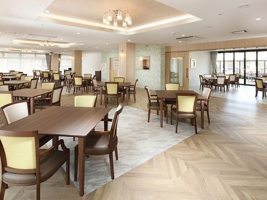 広々とした食堂空間