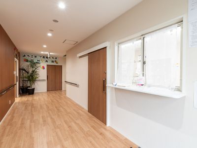 廊下の明るい情景