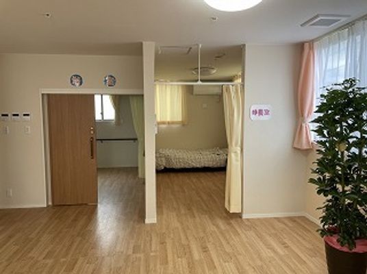 明るい個室の一角