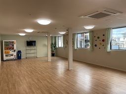 明るく広々とした機能訓練室