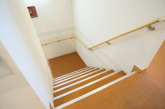 白壁の明るい階段