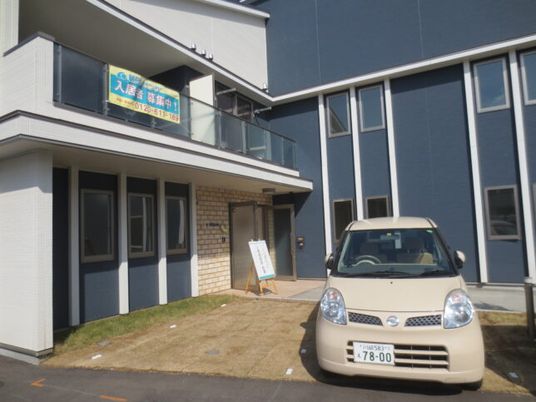 建物正面入口外観