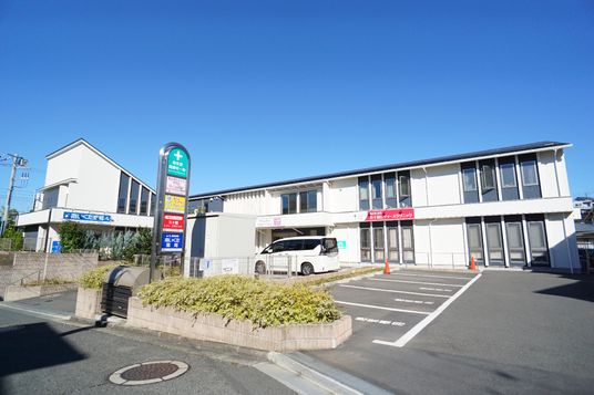 明るい日差しの施設外観