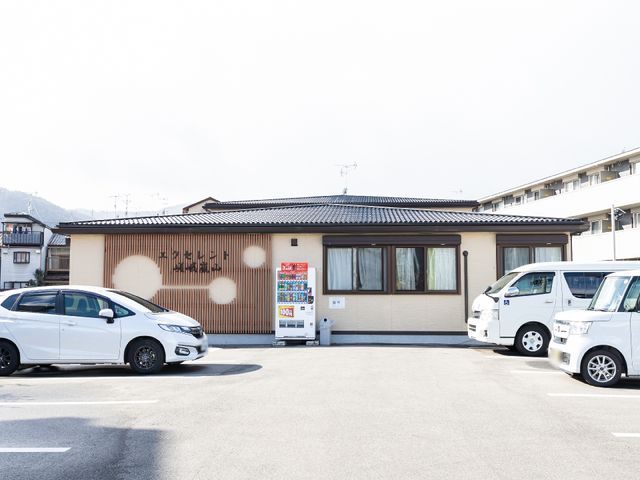 和風デザインの建物外観 外観 心温まる和風デザインの入口は、訪れる人々を穏やかに迎え入れます。明るく清潔感のある駐車スペースも完備しており、安心してご来訪いただけます。