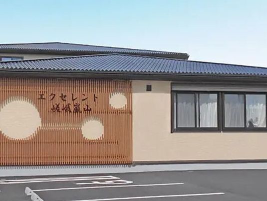 明るい施設の外観