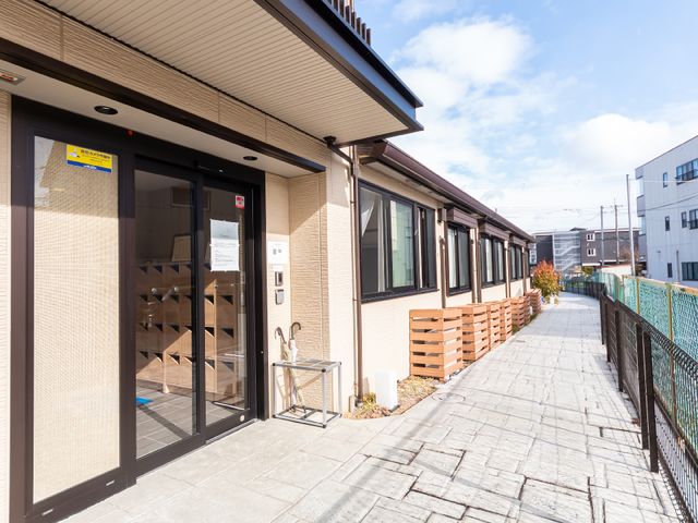 明るい日差しのエントランス 玄関 光が差し込む心地良いエントランスです。車椅子でも安心してご利用いただけるよう段差が少なく設計されています。