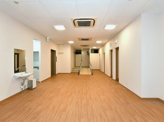 広々とした清潔な廊下