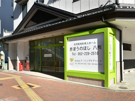 施設外観のエントランス