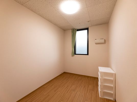 シンプルな居室の内観