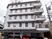 白い外壁の建物外観