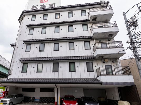 白い外壁の建物外観