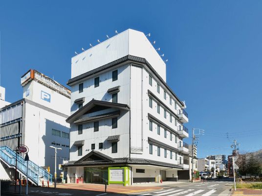 白くモダンな建物外観