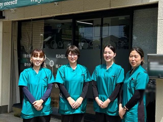 スタッフイメージ施設前 外観 チームワーク良好なスタッフの皆さんが働く、温かな雰囲気の職場です。協力しながら成長できます。