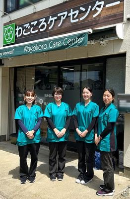 スタッフイメージ施設前