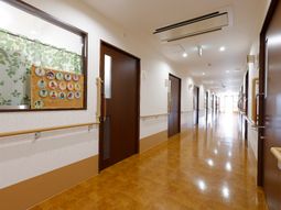 明るく清潔な廊下