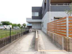 施設の外観と入口