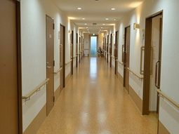 清潔感ある廊下の光景