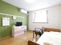 明るい居室の様子