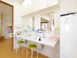 清潔な洗面台と冷蔵庫