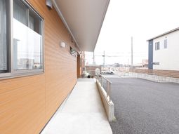 明るい通路と外観