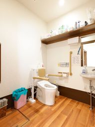 手すり付き清潔なトイレ